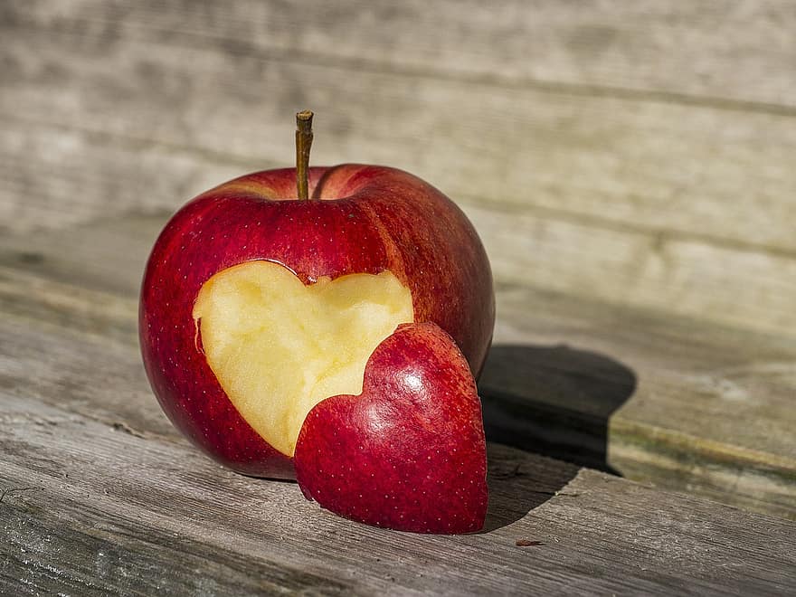 فوائد التفاح الأحمر للقلب