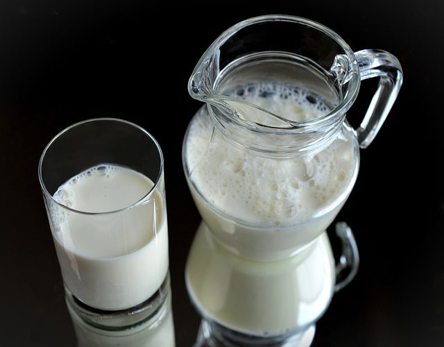 نسبة الكربوهيدرات في الحليب كامل الدسم