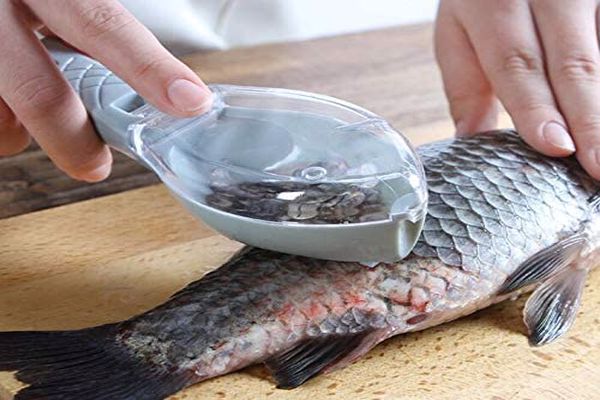 طريقة تنظيف السمك من القشور