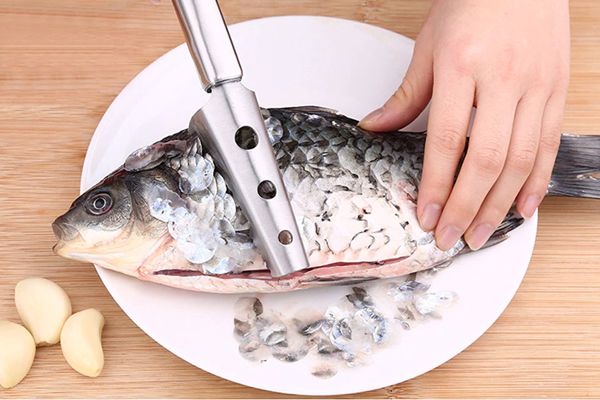 تنظيف السمك بالطحينة
