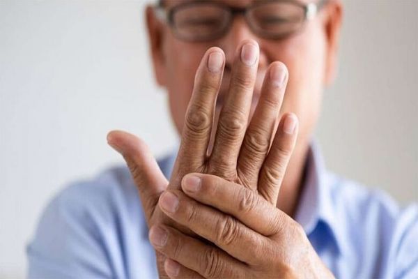 أعراض مرض متلازمة اليد الغريبة
