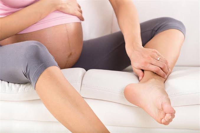 ما هي أسباب تورم القدمين أثناء الحمل