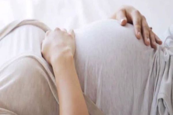 أسباب نزول إفرازات بيضاء أثناء الحمل